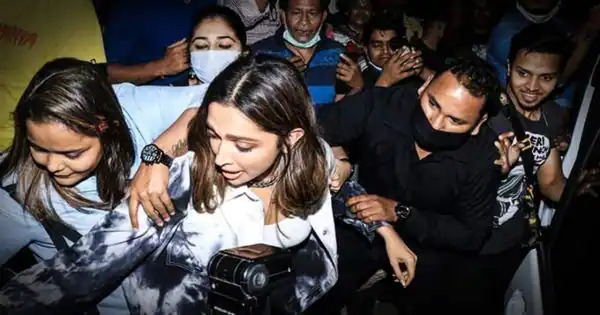 Deepika Padukone gets mobbed, her bag gets pulled while she tried to escape a huge crowd