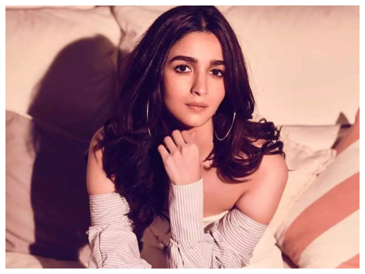 Alia Bhatt heads out to shoot Hollywood movie Heart Of Stone, with Gal Gadot; Says she feels like a ‘newcomer’